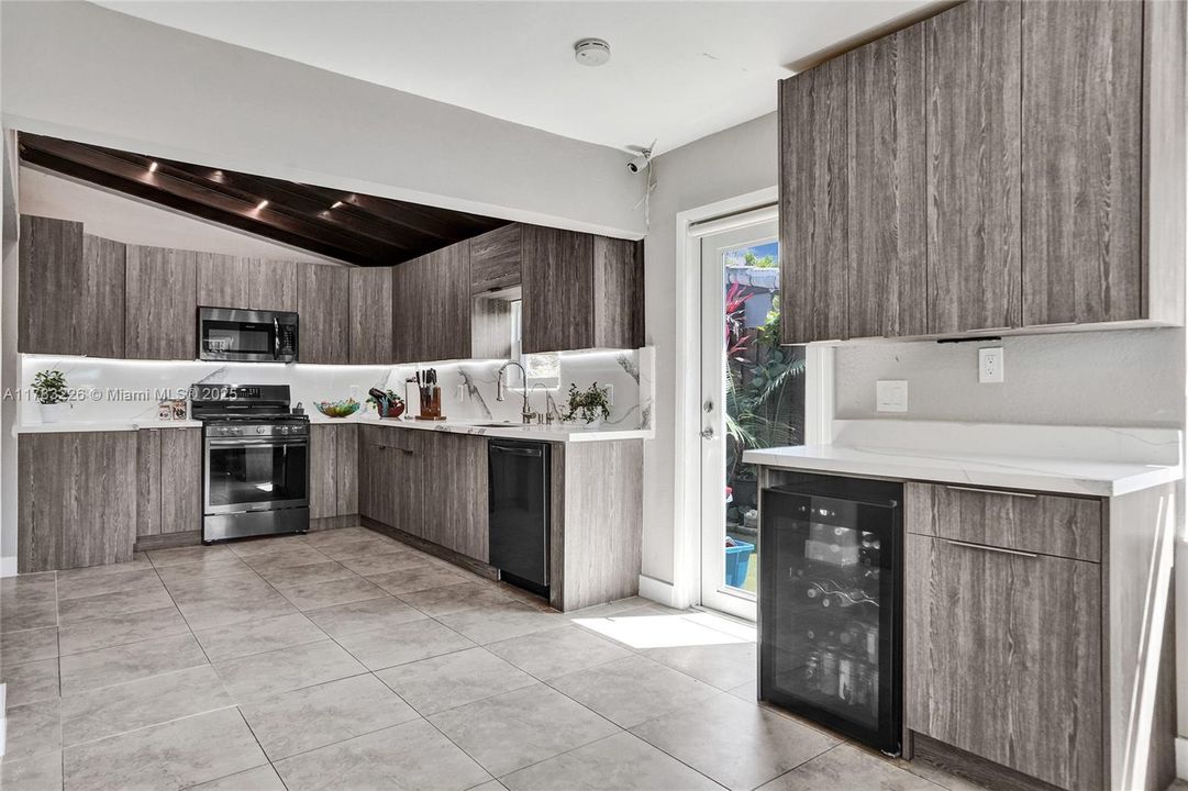 Recently Sold: $800,000 (3 beds, 1 baths, 1860 Square Feet)