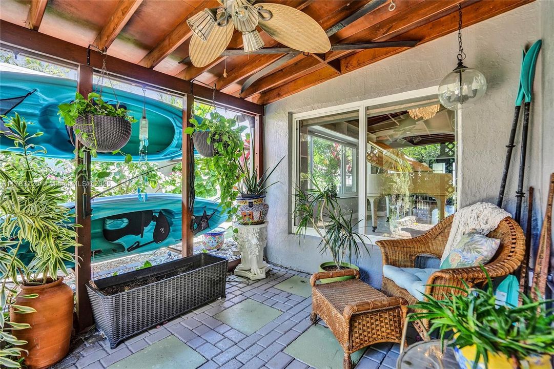 Recently Sold: $800,000 (3 beds, 1 baths, 1860 Square Feet)