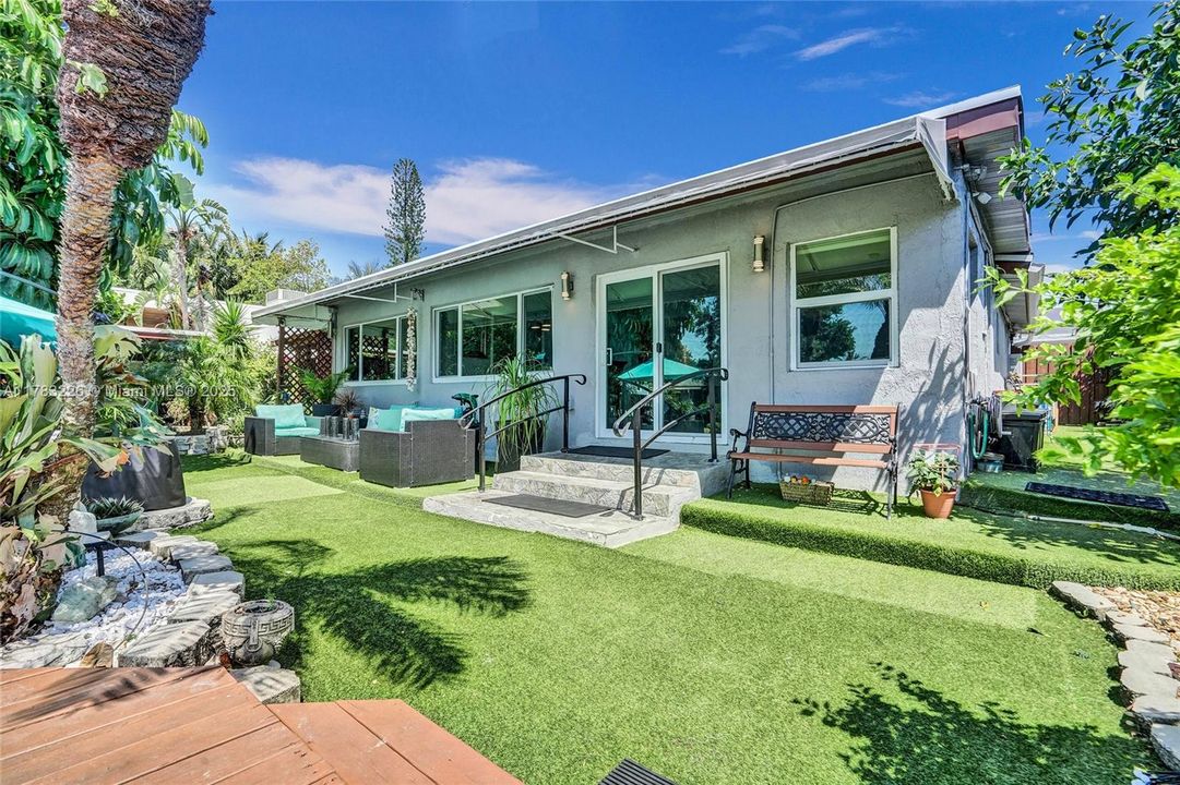 Recently Sold: $800,000 (3 beds, 1 baths, 1860 Square Feet)