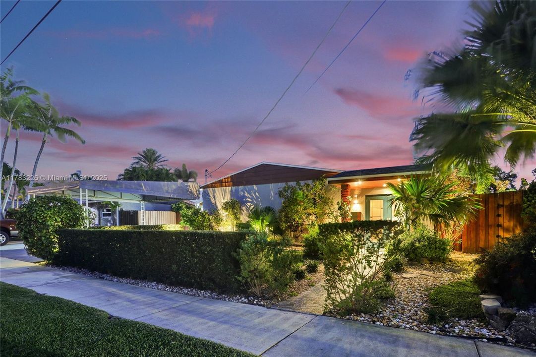 Recently Sold: $800,000 (3 beds, 1 baths, 1860 Square Feet)