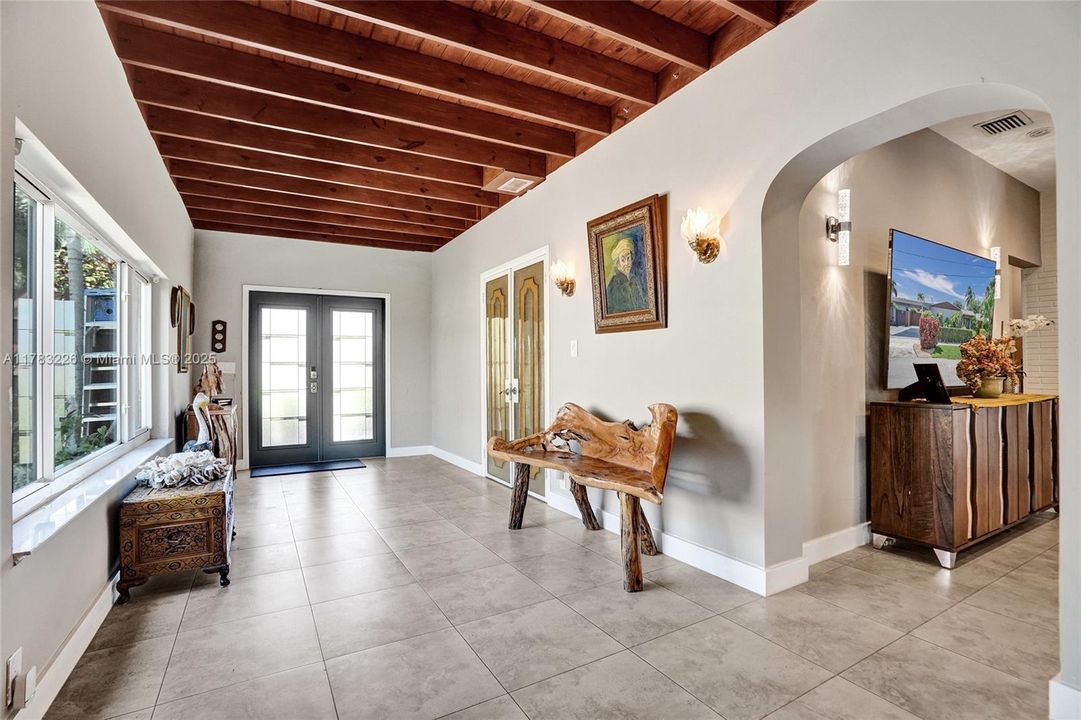 Recently Sold: $800,000 (3 beds, 1 baths, 1860 Square Feet)