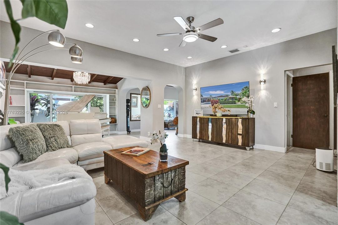 Recently Sold: $800,000 (3 beds, 1 baths, 1860 Square Feet)
