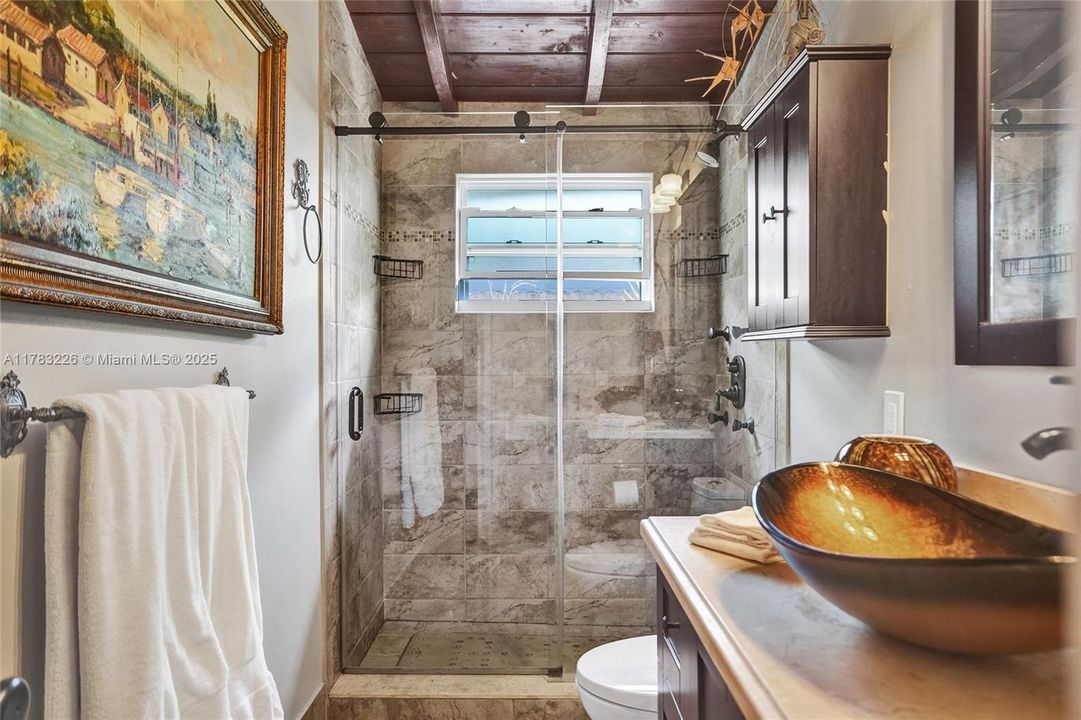 Recently Sold: $800,000 (3 beds, 1 baths, 1860 Square Feet)