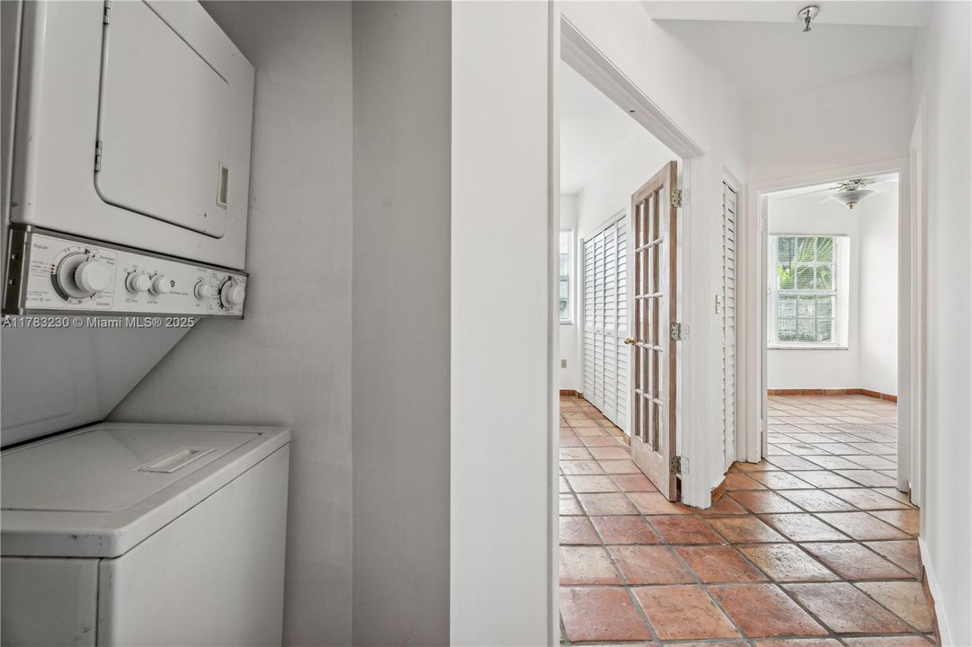 Недавно продано: $339,000 (2 спален, 1 ванн, 790 Квадратных фут)