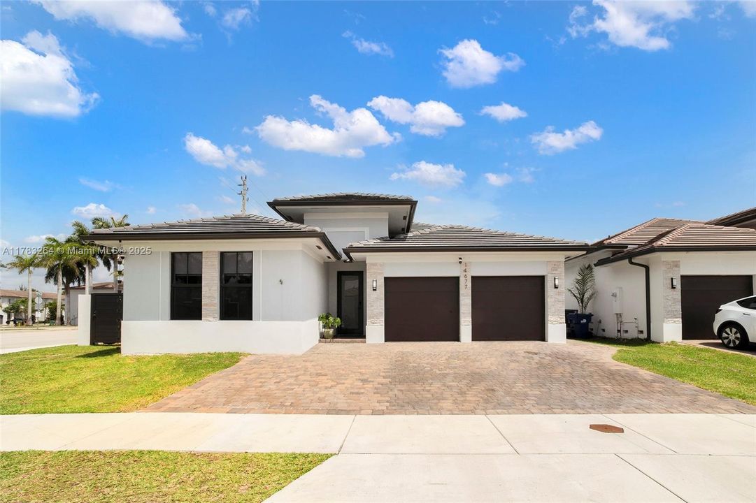 Недавно продано: $955,000 (4 спален, 3 ванн, 1939 Квадратных фут)