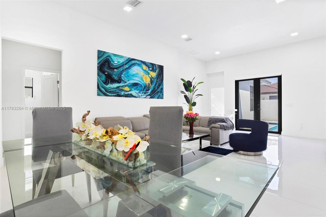 Недавно продано: $955,000 (4 спален, 3 ванн, 1939 Квадратных фут)