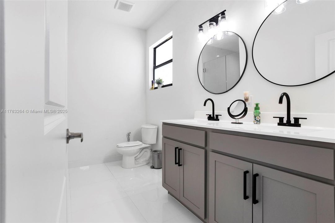 Недавно продано: $955,000 (4 спален, 3 ванн, 1939 Квадратных фут)