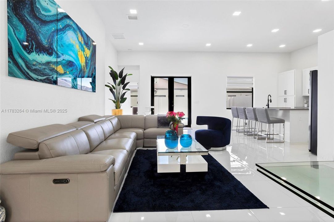 Недавно продано: $955,000 (4 спален, 3 ванн, 1939 Квадратных фут)