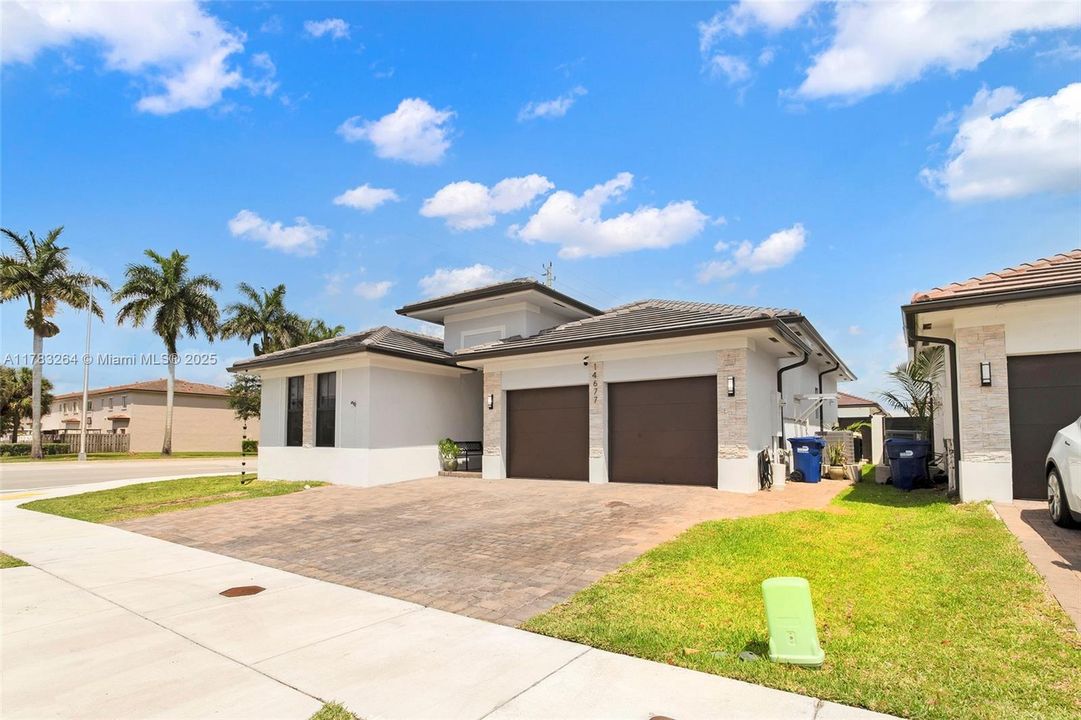 Недавно продано: $955,000 (4 спален, 3 ванн, 1939 Квадратных фут)