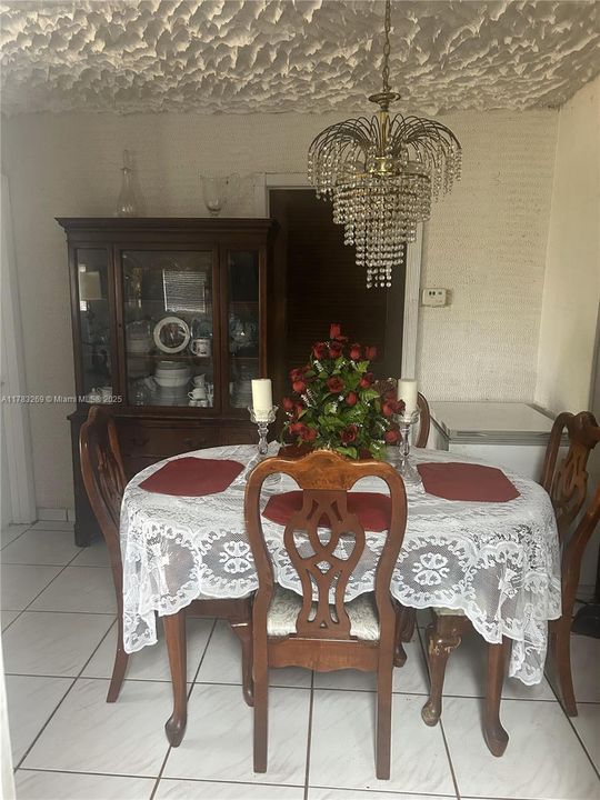 Recently Sold: $549,999 (5 beds, 2 baths, 1720 Square Feet)