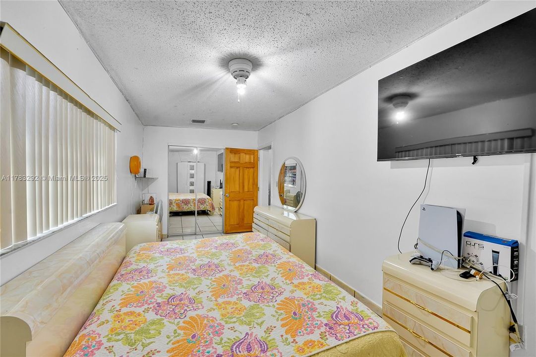 Recently Sold: $679,000 (6 beds, 3 baths, 2399 Square Feet)