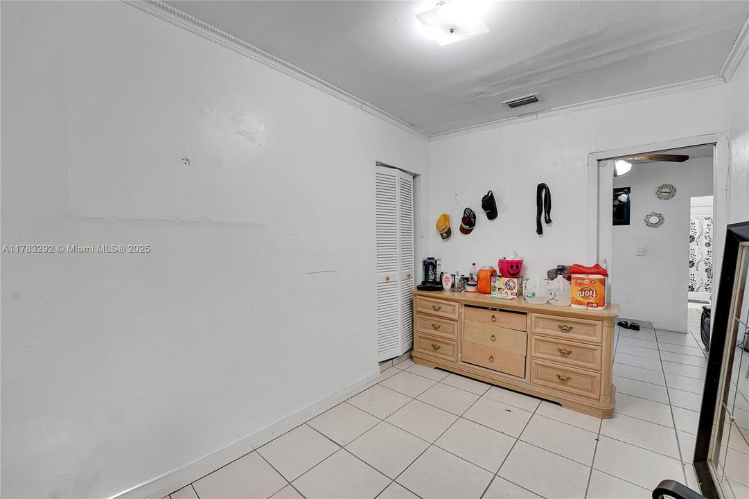 Recently Sold: $679,000 (6 beds, 3 baths, 2399 Square Feet)