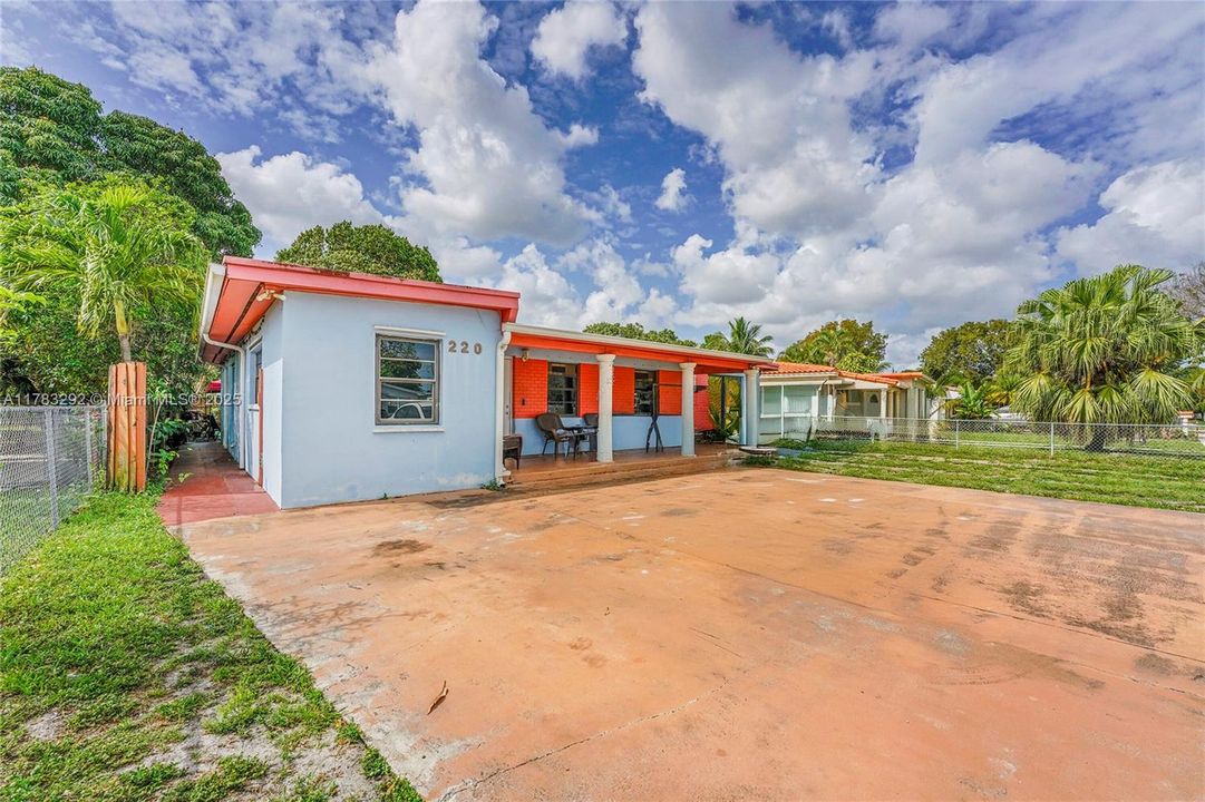 Recently Sold: $679,000 (6 beds, 3 baths, 2399 Square Feet)