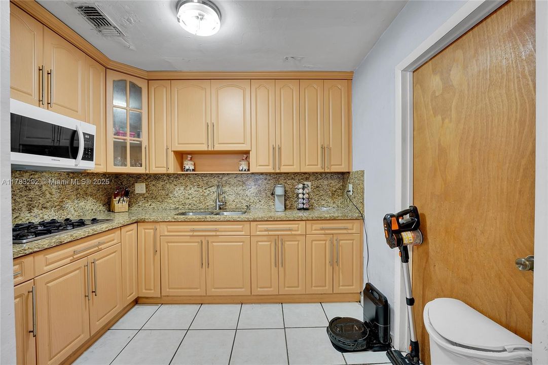 Recently Sold: $679,000 (6 beds, 3 baths, 2399 Square Feet)