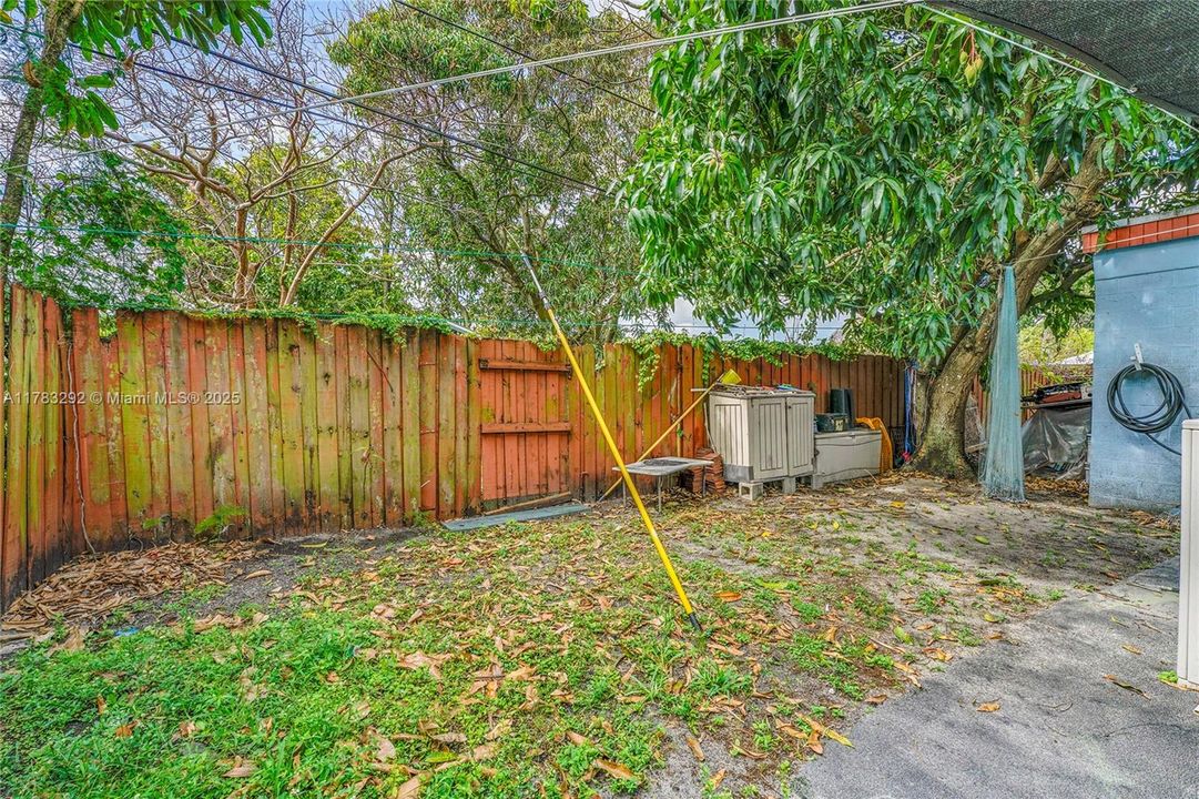 Recently Sold: $679,000 (6 beds, 3 baths, 2399 Square Feet)