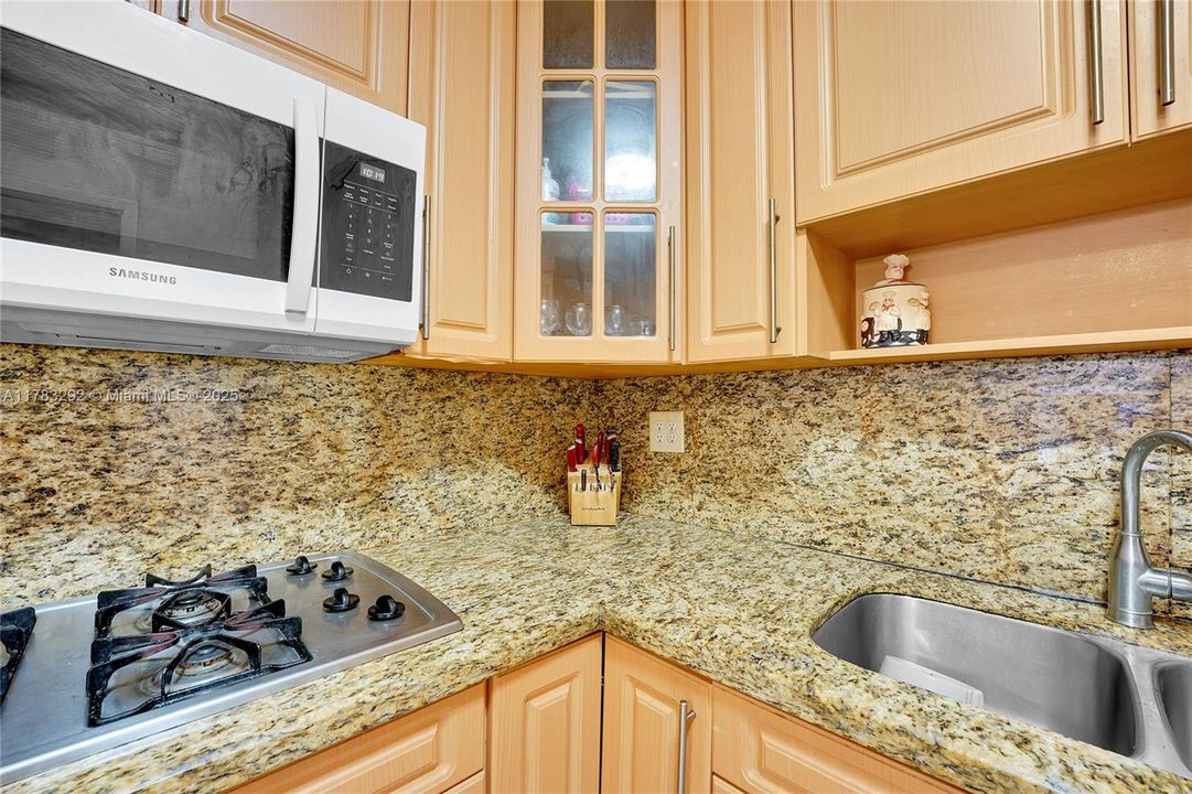 Recently Sold: $679,000 (6 beds, 3 baths, 2399 Square Feet)