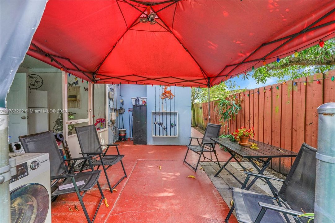 Recently Sold: $679,000 (6 beds, 3 baths, 2399 Square Feet)