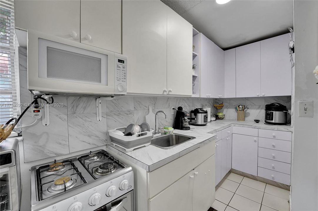 Recently Sold: $679,000 (6 beds, 3 baths, 2399 Square Feet)