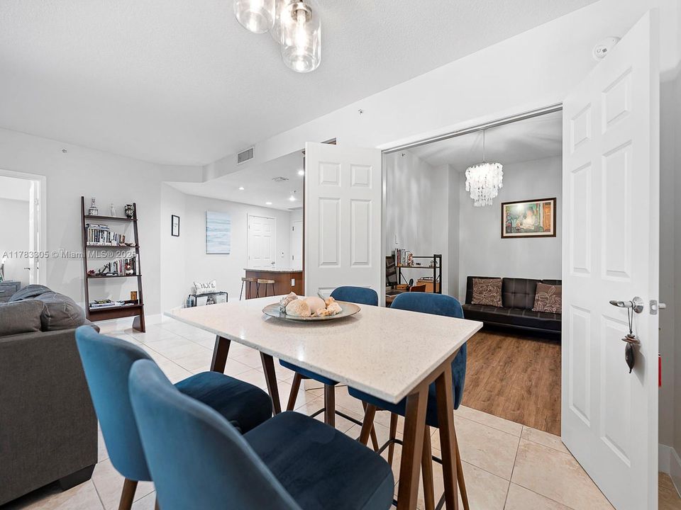 Vendido Recientemente: $574,900 (2 camas, 1 baños, 990 Pies cuadrados)