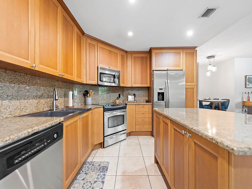 Vendido Recientemente: $574,900 (2 camas, 1 baños, 990 Pies cuadrados)