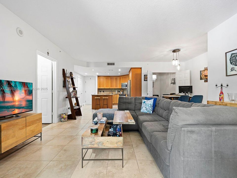 Vendido Recientemente: $574,900 (2 camas, 1 baños, 990 Pies cuadrados)