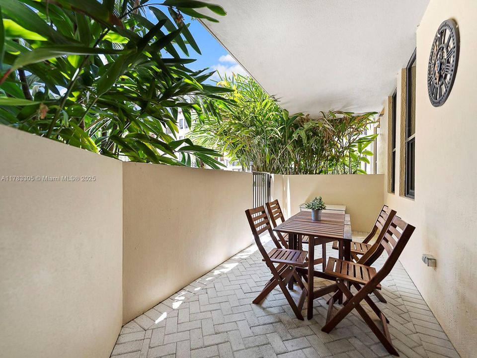 Vendido Recientemente: $574,900 (2 camas, 1 baños, 990 Pies cuadrados)