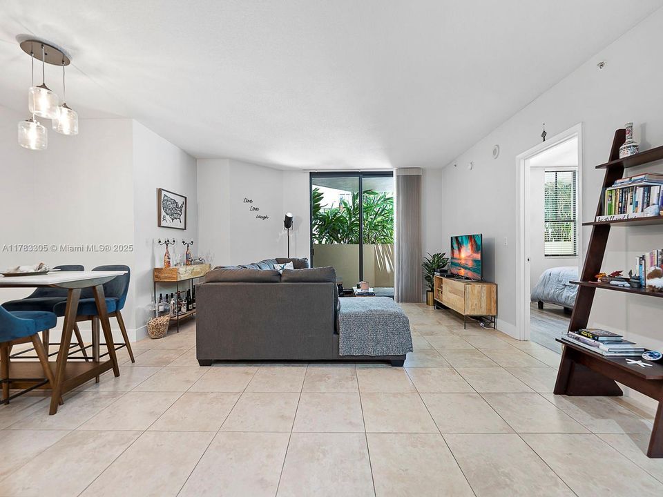 Vendido Recientemente: $574,900 (2 camas, 1 baños, 990 Pies cuadrados)