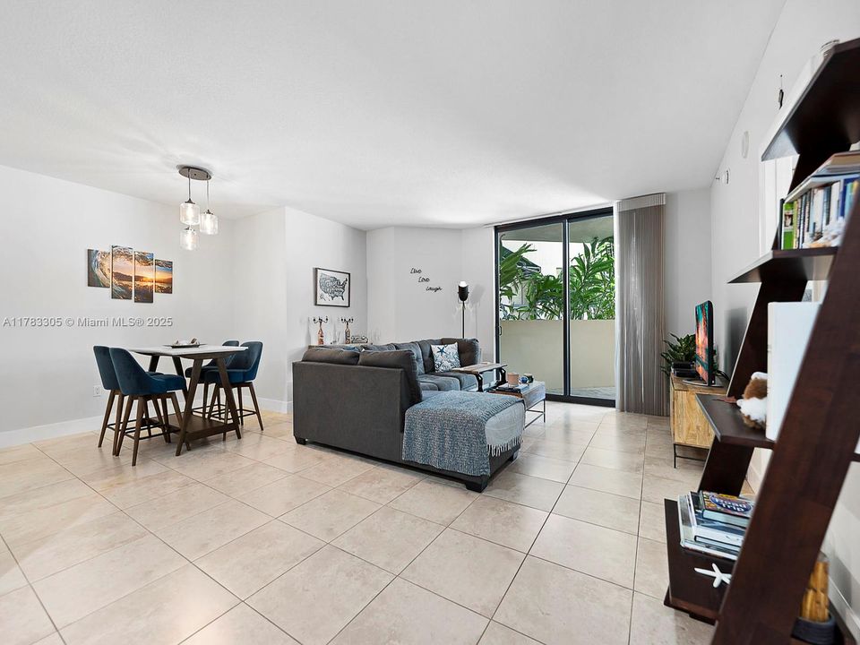 Vendido Recientemente: $574,900 (2 camas, 1 baños, 990 Pies cuadrados)