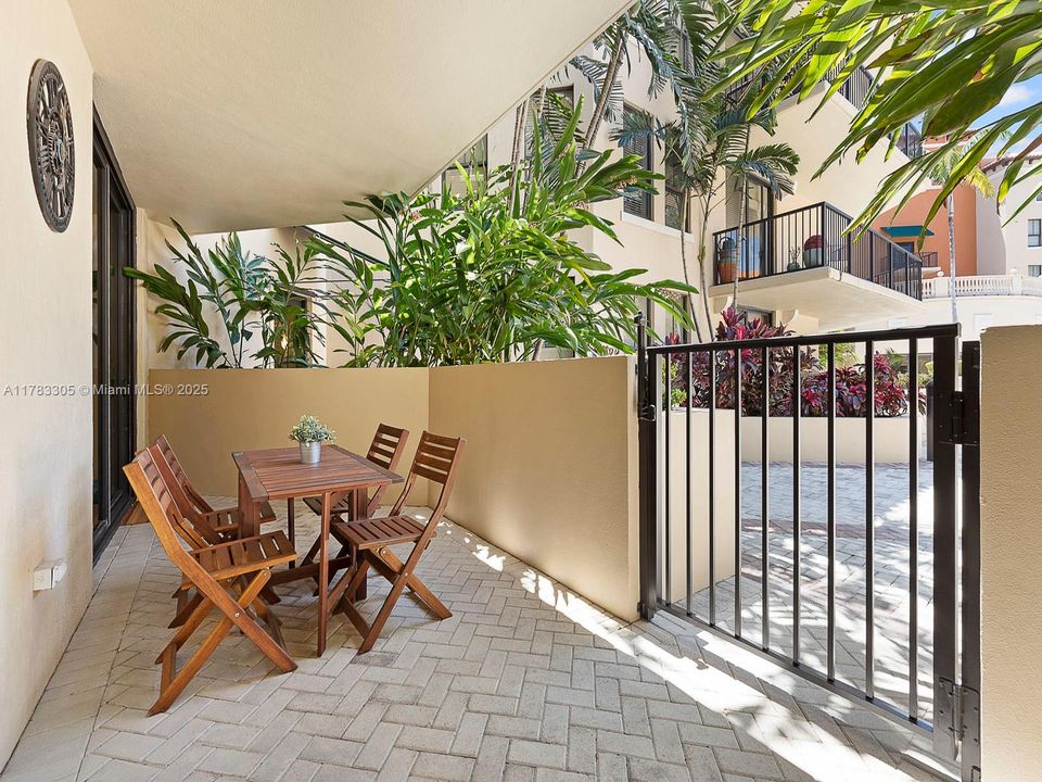 Vendido Recientemente: $574,900 (2 camas, 1 baños, 990 Pies cuadrados)