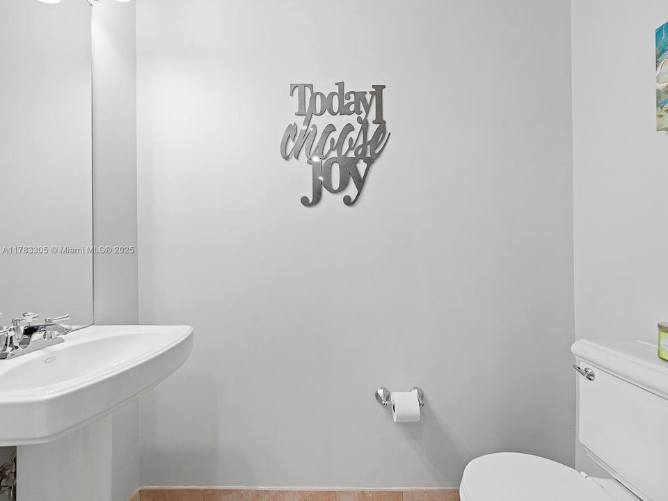 Vendido Recientemente: $574,900 (2 camas, 1 baños, 990 Pies cuadrados)