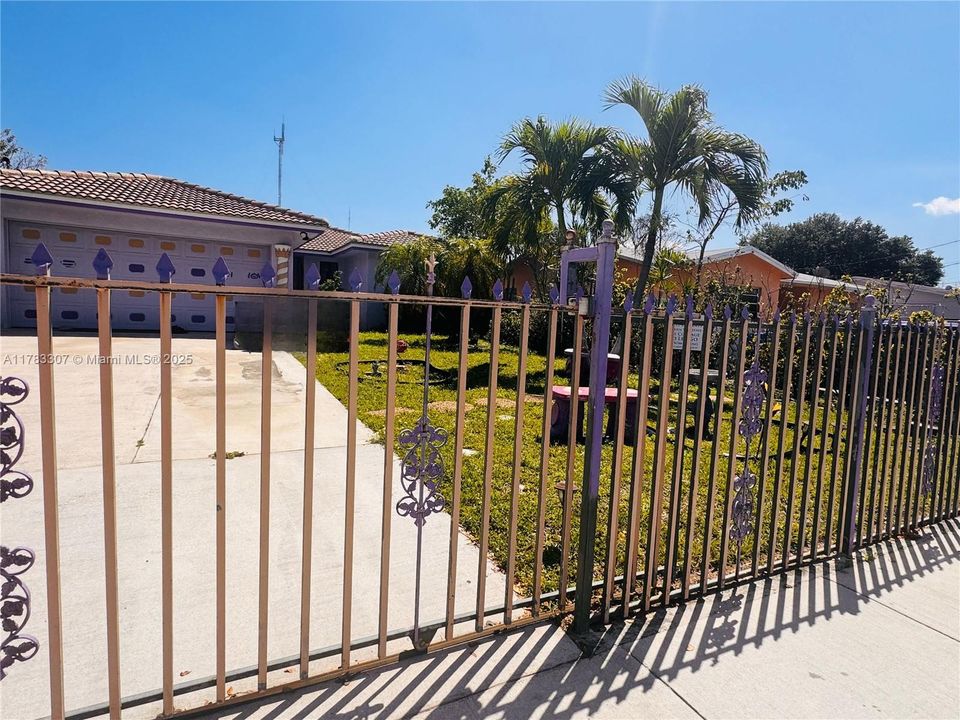 Недавно продано: $470,000 (3 спален, 2 ванн, 2185 Квадратных фут)