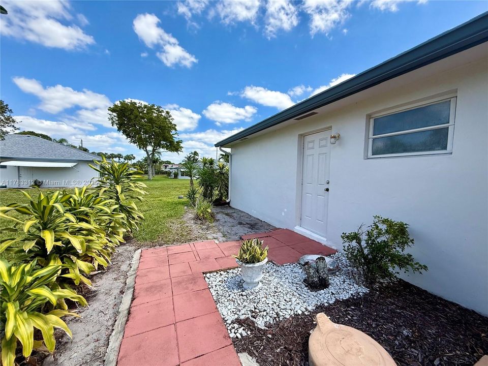 最近售出: $175,000 (2 贝兹, 2 浴室, 1080 平方英尺)