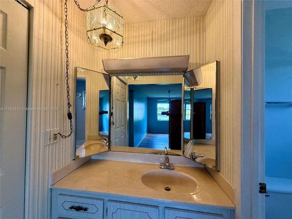 最近售出: $175,000 (2 贝兹, 2 浴室, 1080 平方英尺)