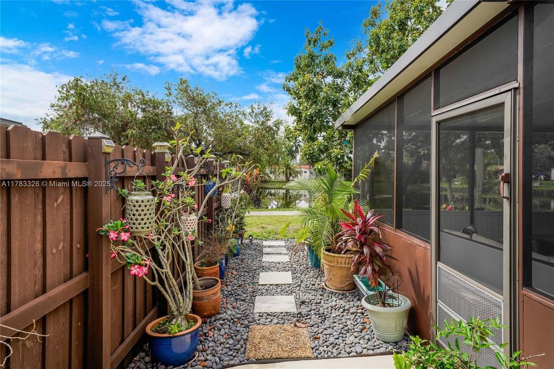 Recently Sold: $495,000 (2 beds, 2 baths, 1196 Square Feet)