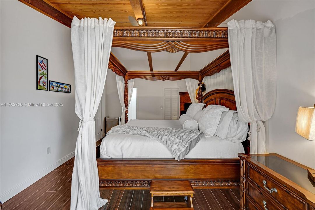 Recently Sold: $495,000 (2 beds, 2 baths, 1196 Square Feet)