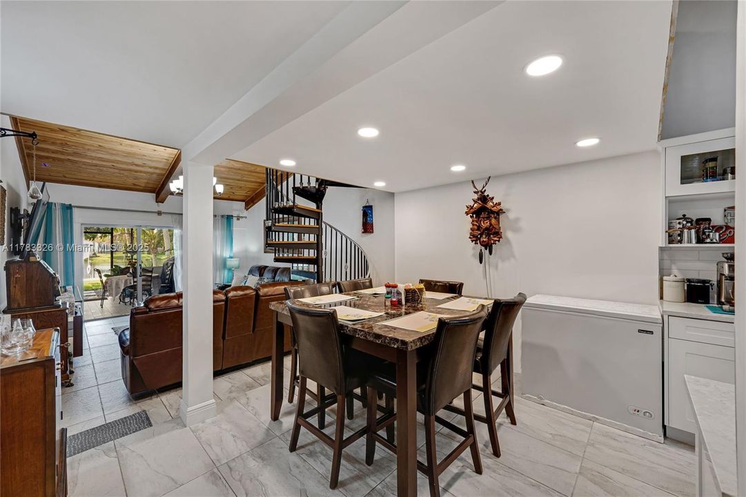 Recently Sold: $495,000 (2 beds, 2 baths, 1196 Square Feet)