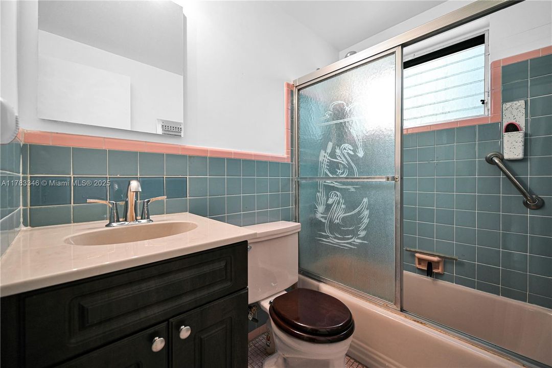 Recently Sold: $210,000 (1 beds, 1 baths, 700 Square Feet)