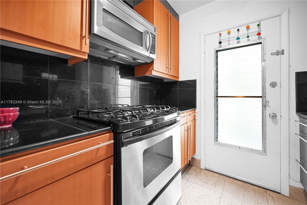 Recently Sold: $210,000 (1 beds, 1 baths, 700 Square Feet)