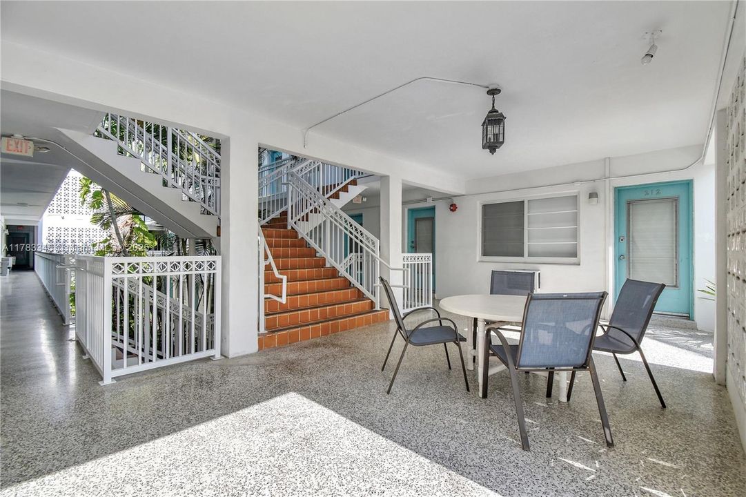 Recently Sold: $210,000 (1 beds, 1 baths, 700 Square Feet)
