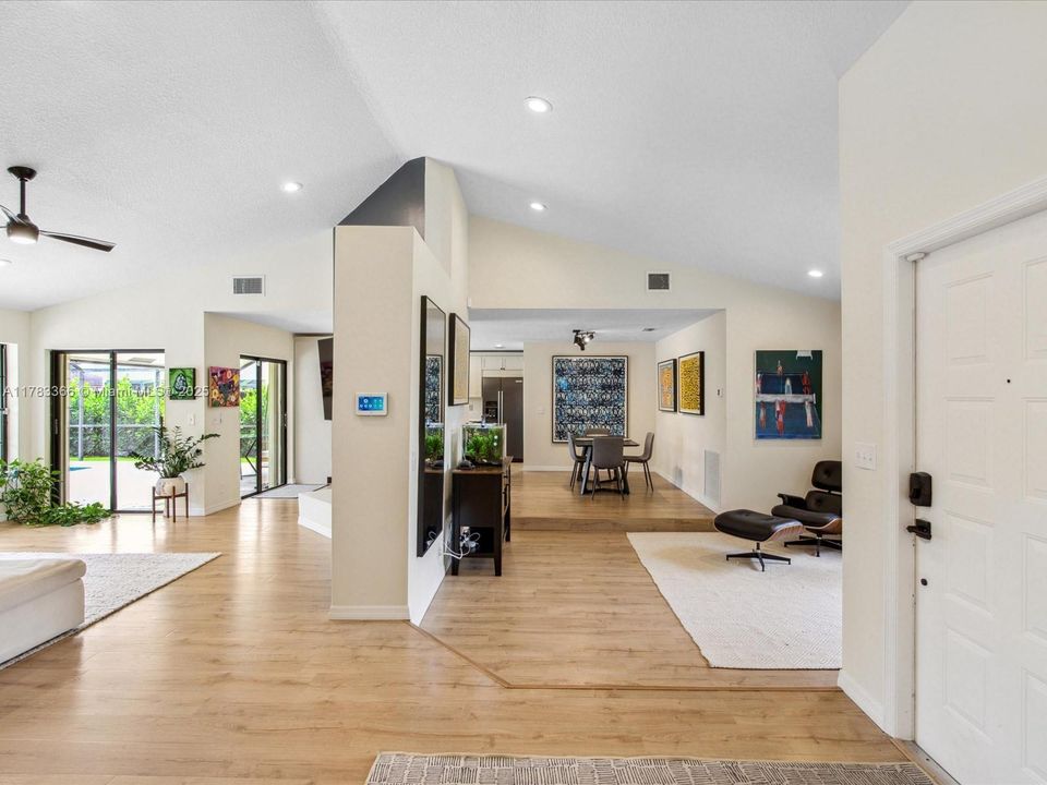 最近售出: $799,325 (3 贝兹, 2 浴室, 2059 平方英尺)