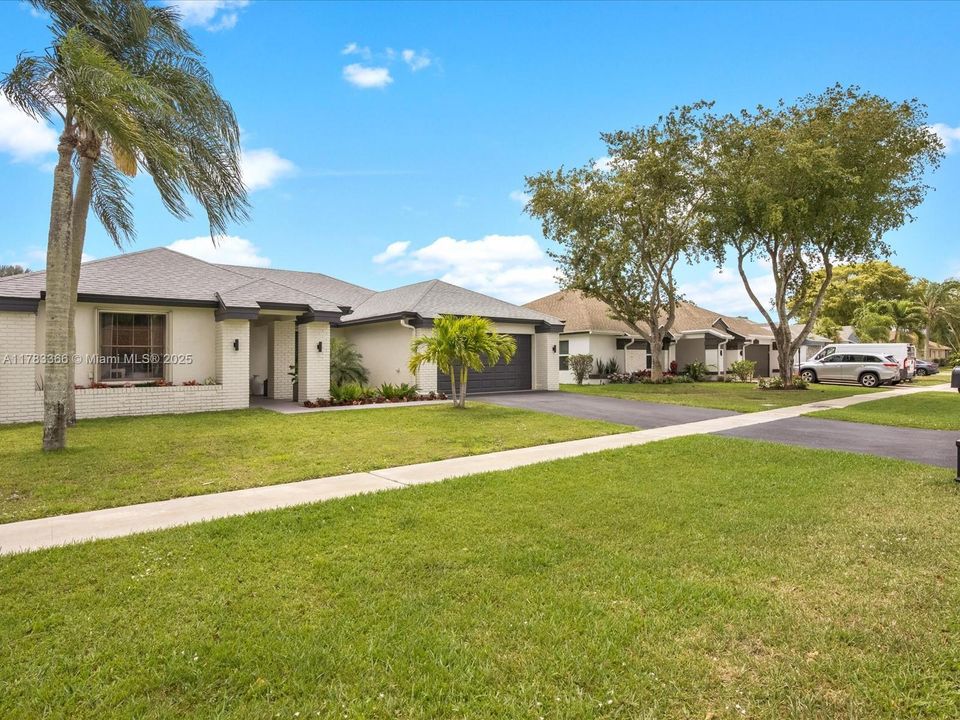 最近售出: $799,325 (3 贝兹, 2 浴室, 2059 平方英尺)