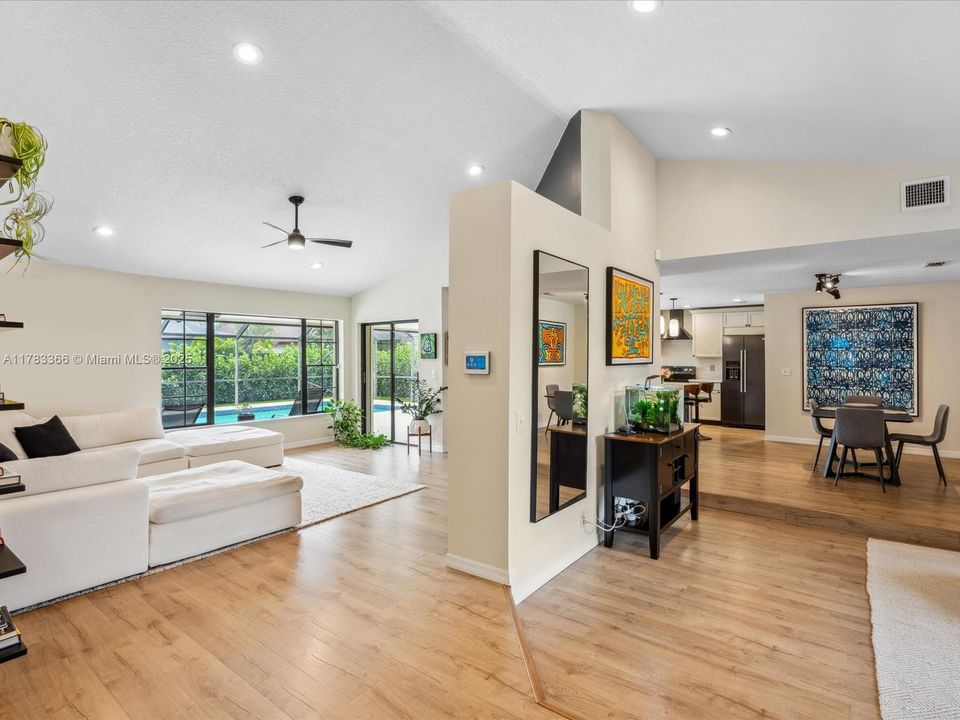 最近售出: $799,325 (3 贝兹, 2 浴室, 2059 平方英尺)