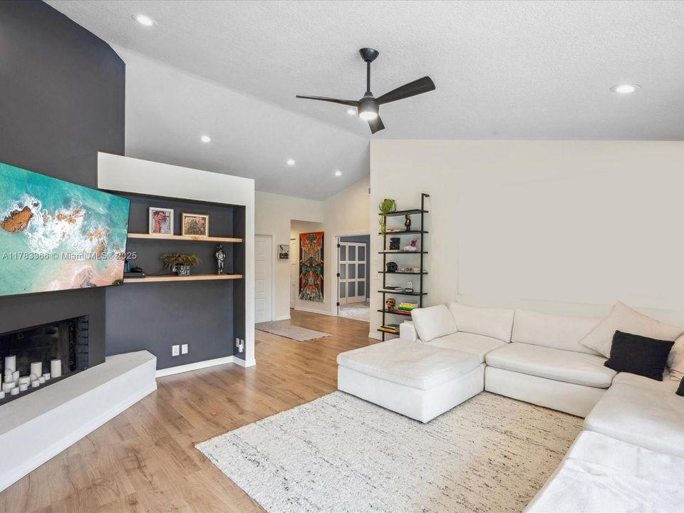 最近售出: $799,325 (3 贝兹, 2 浴室, 2059 平方英尺)