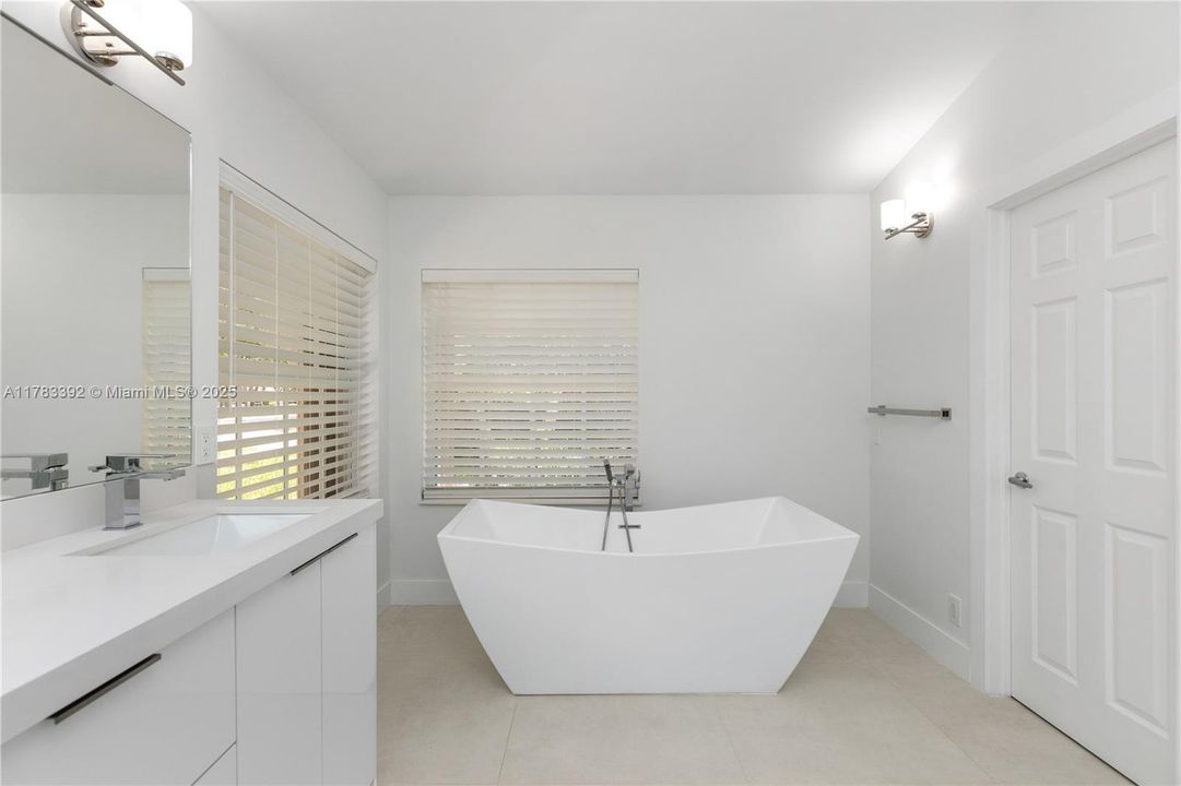 Recently Rented: $8,000 (5 beds, 3 baths, 3033 Square Feet)