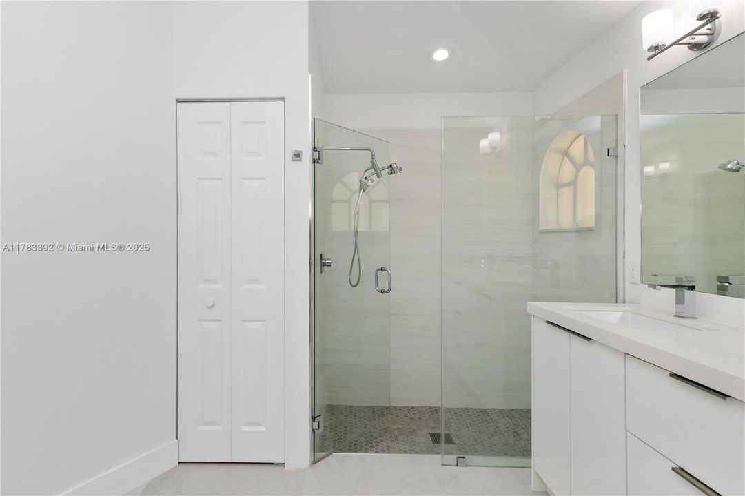 Recently Rented: $8,000 (5 beds, 3 baths, 3033 Square Feet)