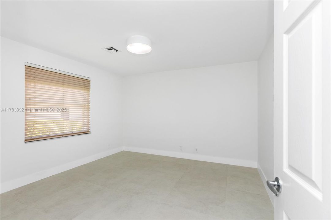 Recently Rented: $8,000 (5 beds, 3 baths, 3033 Square Feet)