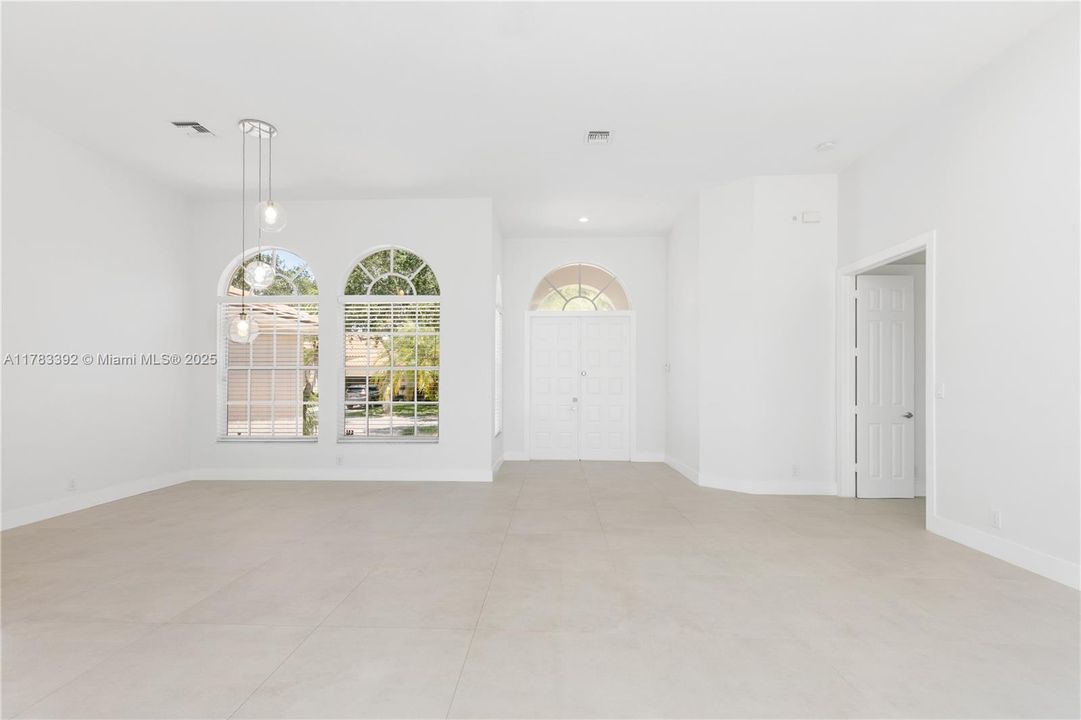 Recently Rented: $8,000 (5 beds, 3 baths, 3033 Square Feet)