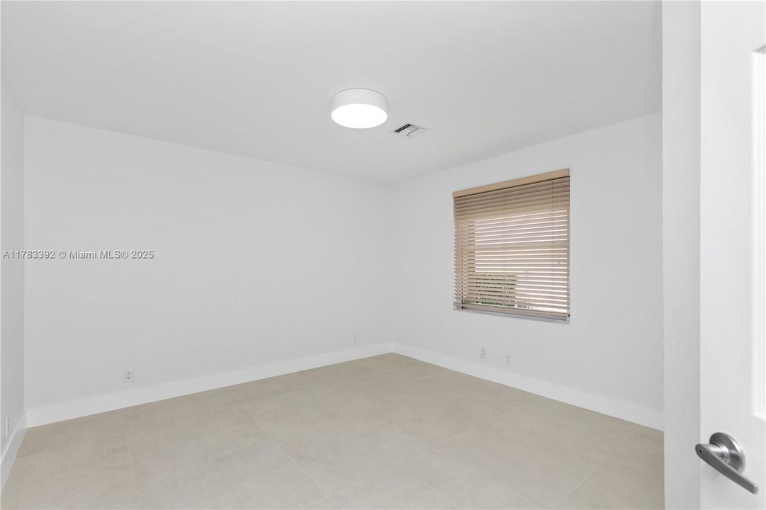 Recently Rented: $8,000 (5 beds, 3 baths, 3033 Square Feet)