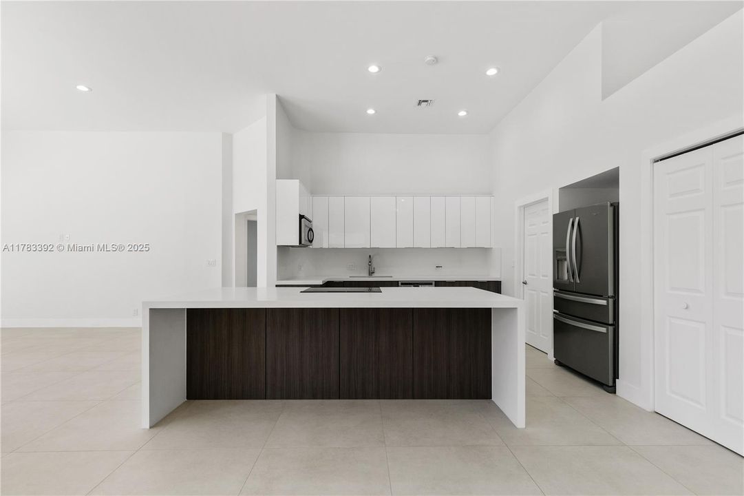 Recently Rented: $8,000 (5 beds, 3 baths, 3033 Square Feet)