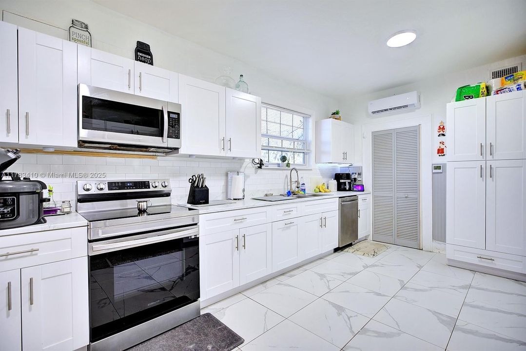 最近售出: $190,999 (3 贝兹, 2 浴室, 0 平方英尺)